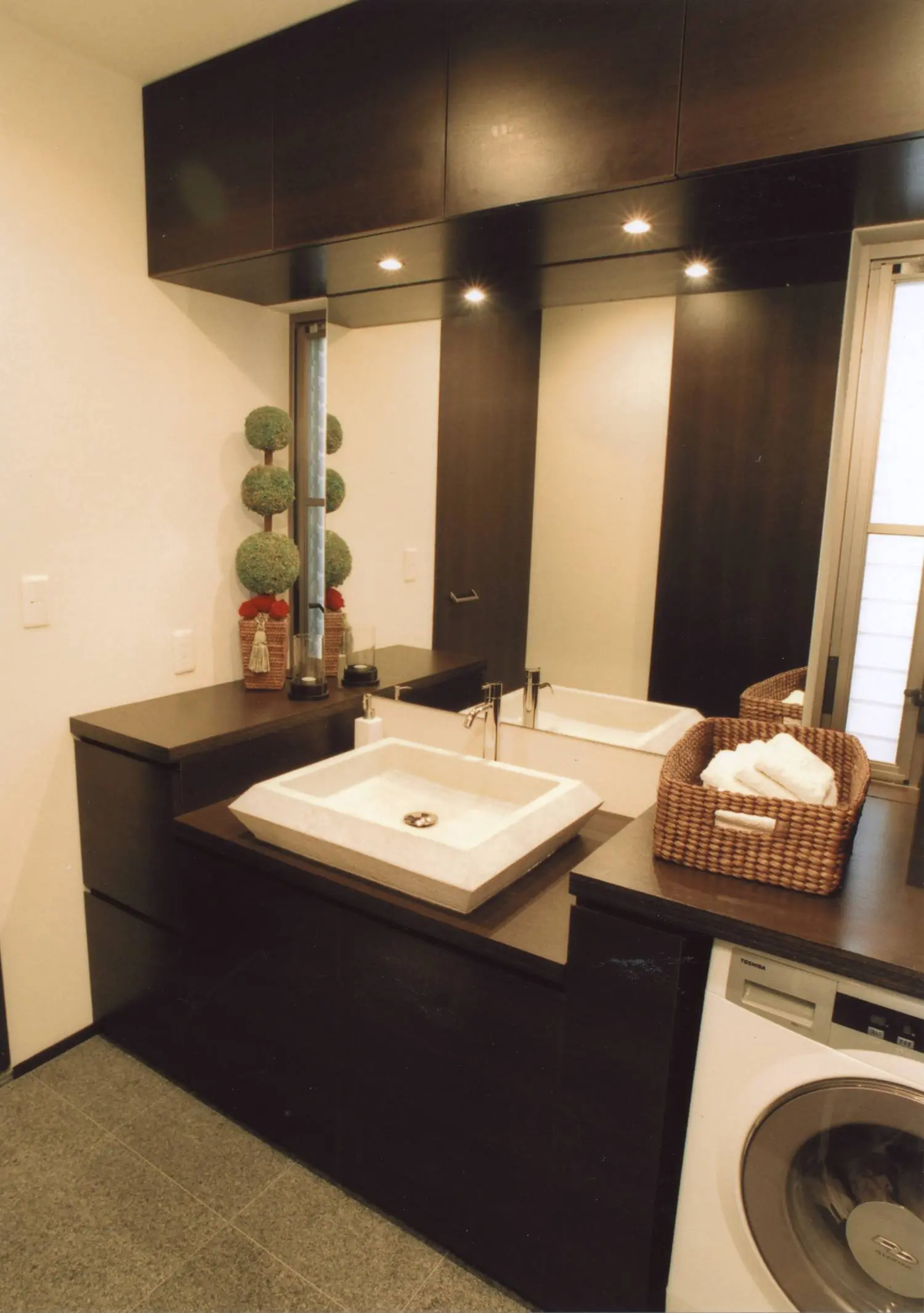 重厚感のある埋め込み型タイプの洗面台