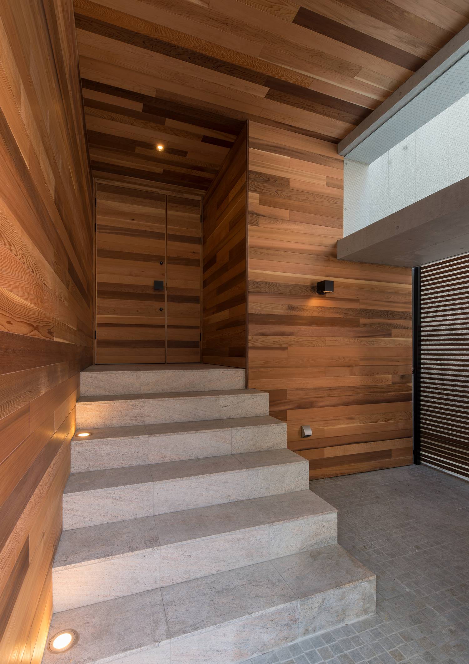 コンクリートの階段がある、天井と壁が木の玄関・デザイン住宅 注文住宅・デザイン住宅建築実例_『CASE606 CEDAR BOX』_玄関