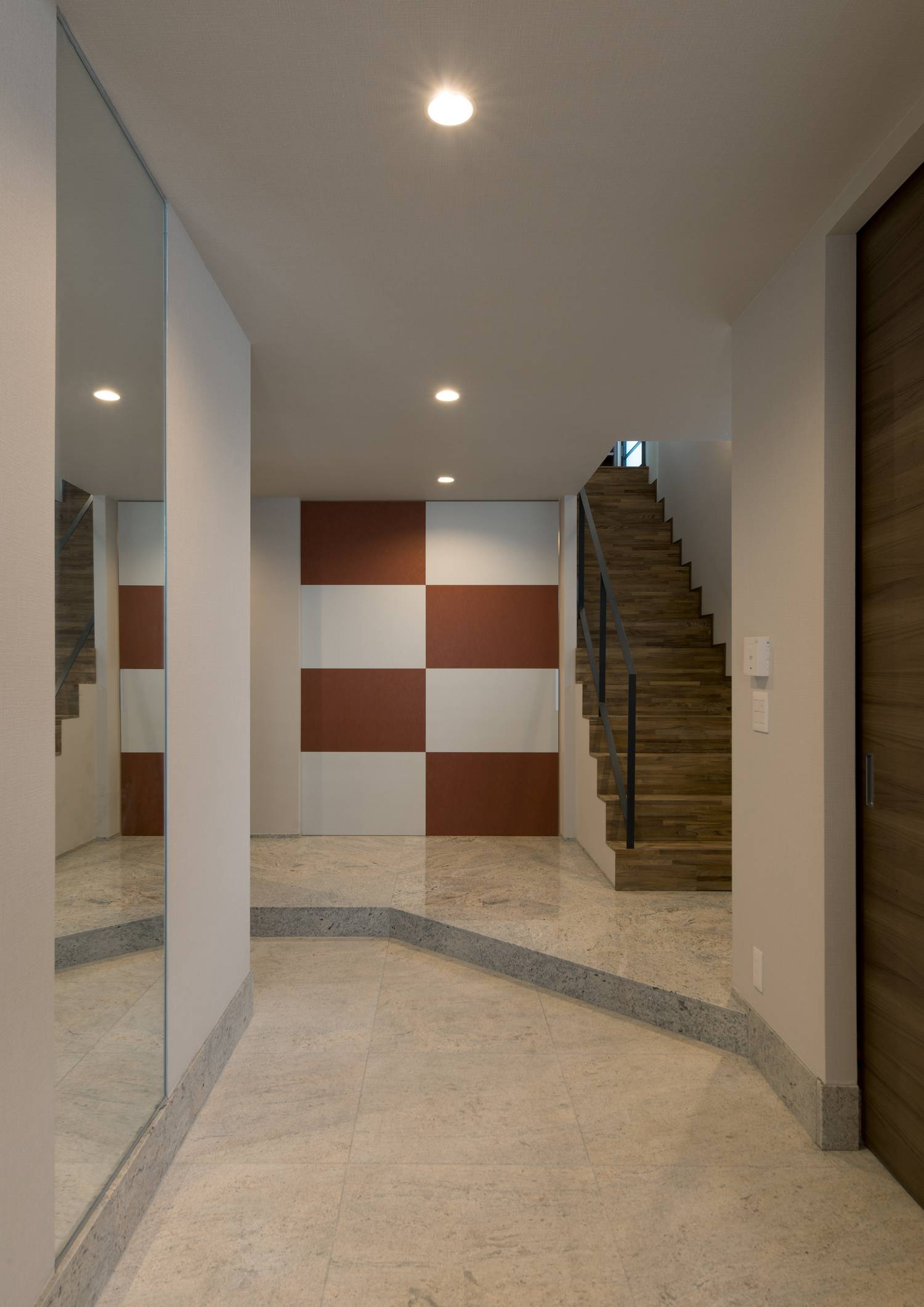 正面に箱型階段がある大理石の玄関・デザイン住宅 注文住宅・デザイン住宅建築実例_『CASE606 CEDAR BOX』_階段