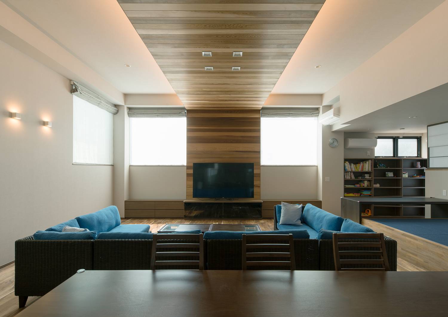 コの字型のソファーがある、天井と壁の一部に木材を使ったLDK・デザイン住宅 注文住宅・デザイン住宅建築実例_『CASE606 CEDAR BOX』_LDK