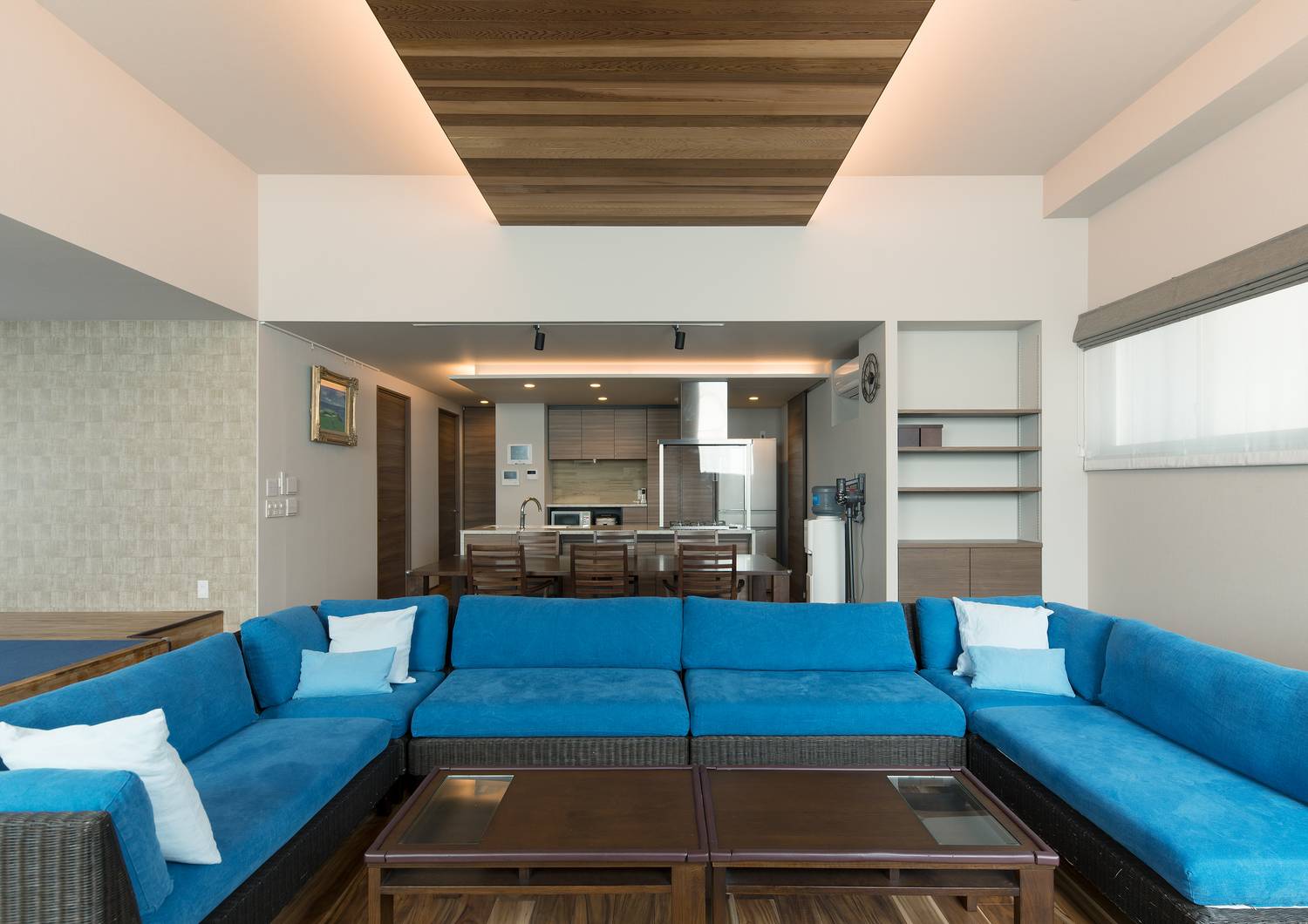 青いコの字型のソファーがある、下がり天井のLDK・デザイン住宅 注文住宅・デザイン住宅建築実例_『CASE606 CEDAR BOX』_LDK