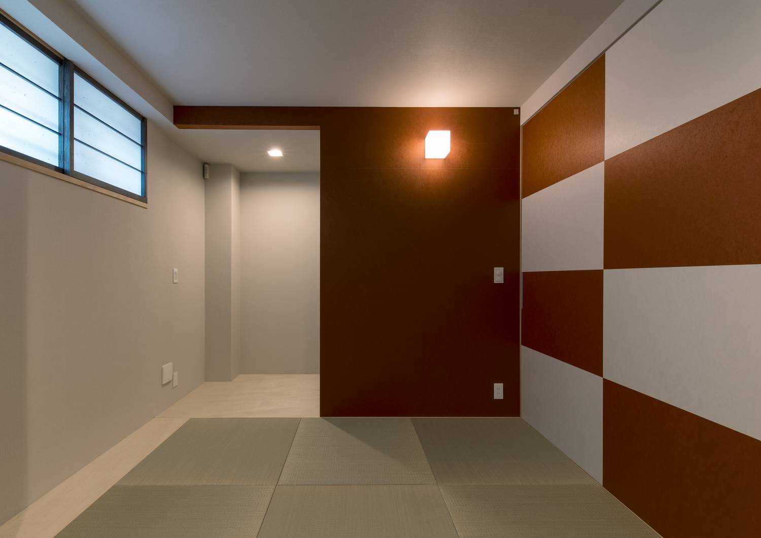 琉球畳の和室に市松模様の壁がある様子・デザイン住宅 注文住宅・デザイン住宅建築実例_『CASE606 CEDAR BOX』_和室