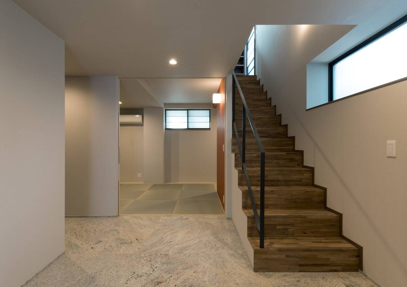 木製の箱型階段の横にある琉球畳の和室・デザイン住宅 注文住宅・デザイン住宅建築実例_『CASE606 CEDAR BOX』_階段