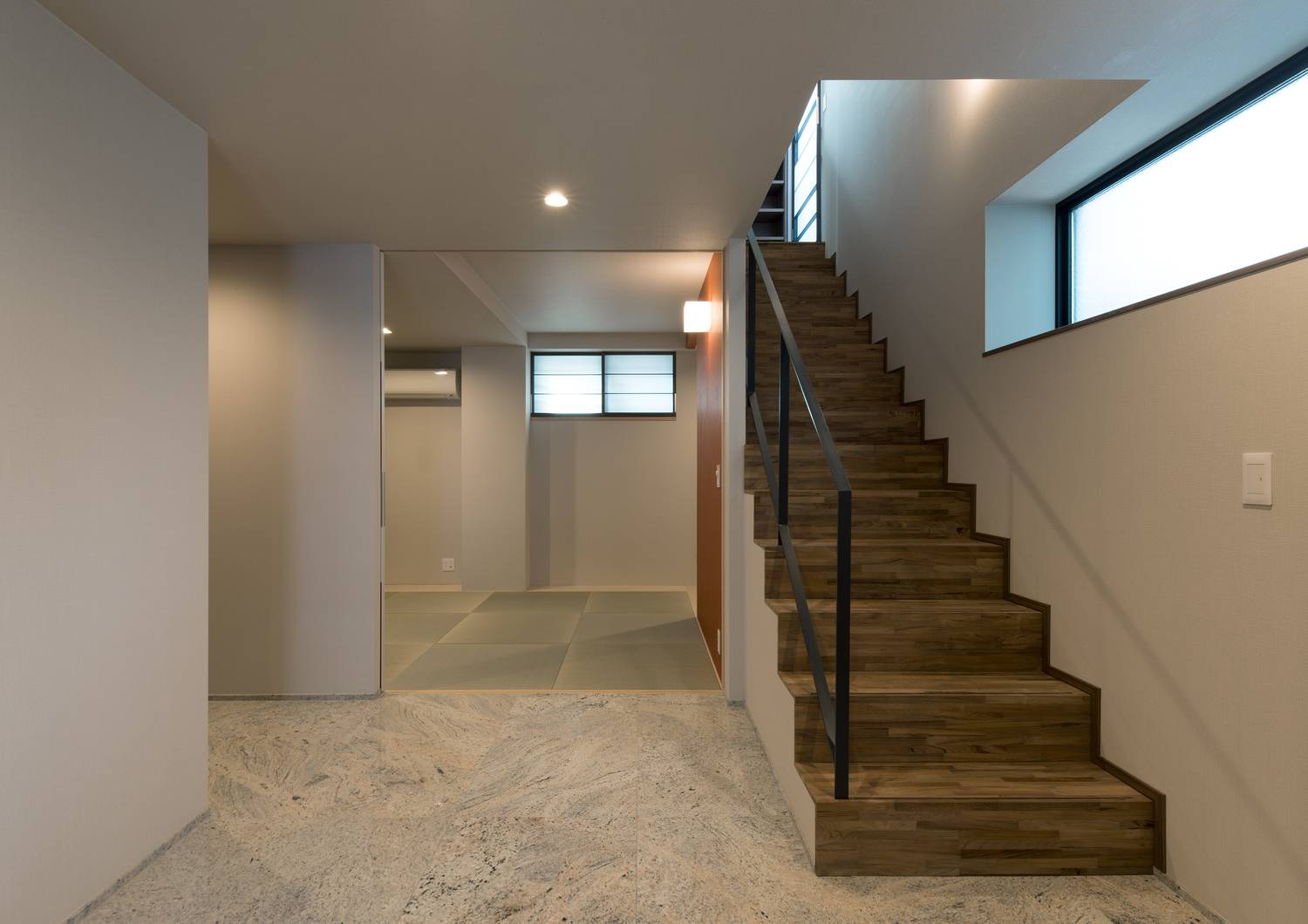 木製の箱型階段の横にある琉球畳の和室・デザイン住宅 注文住宅・デザイン住宅建築実例_『CASE606 CEDAR BOX』_階段