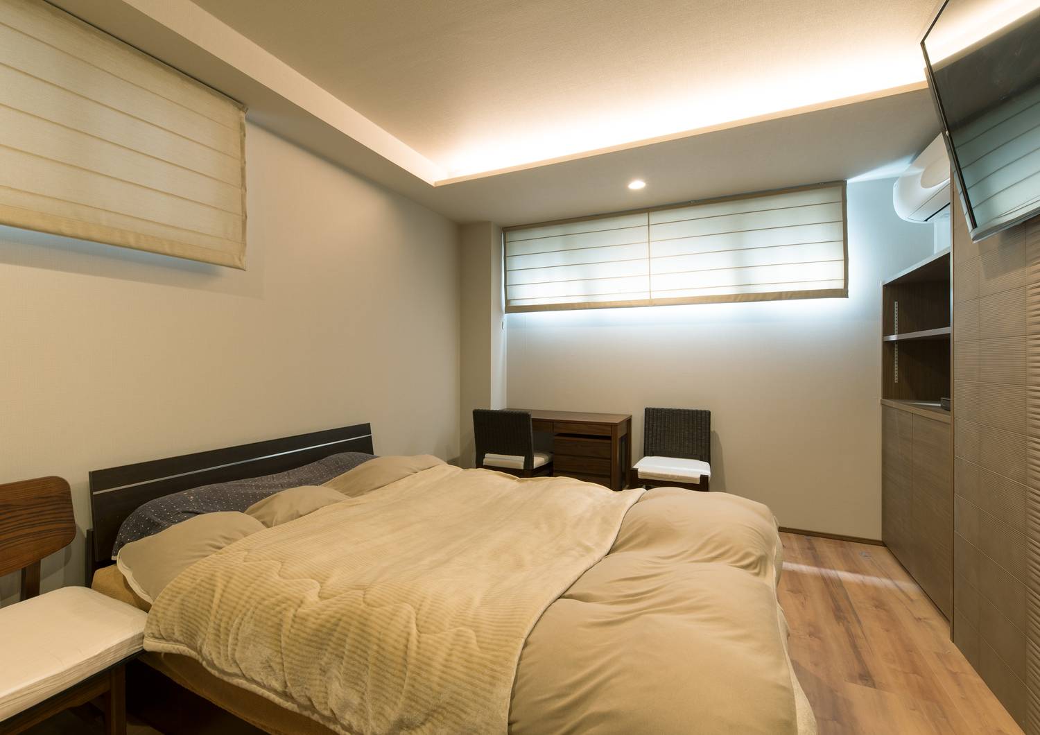 壁際に間接照明を取り付けたテレビや机のある寝室・デザイン住宅 注文住宅・デザイン住宅建築実例_『CASE606 CEDAR BOX』_寝室