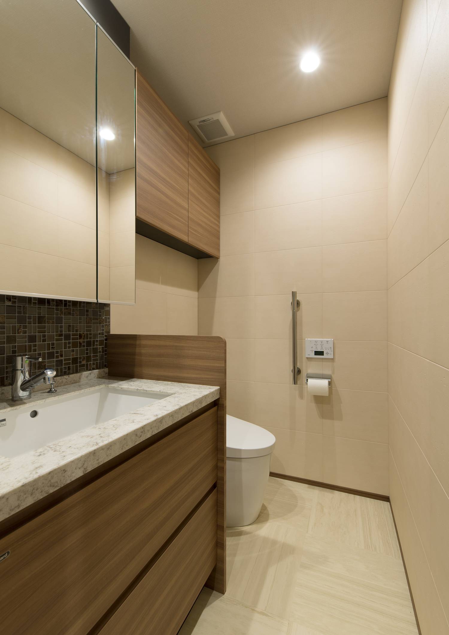 大理石の造作洗面台の奥にあるトイレ・デザイン住宅 注文住宅・デザイン住宅建築実例_『CASE606 CEDAR BOX』_トイレ