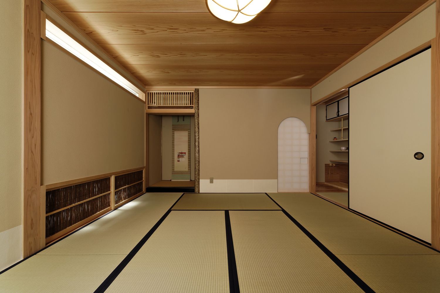 本格的な茶室として設けられた落ち着いた和室