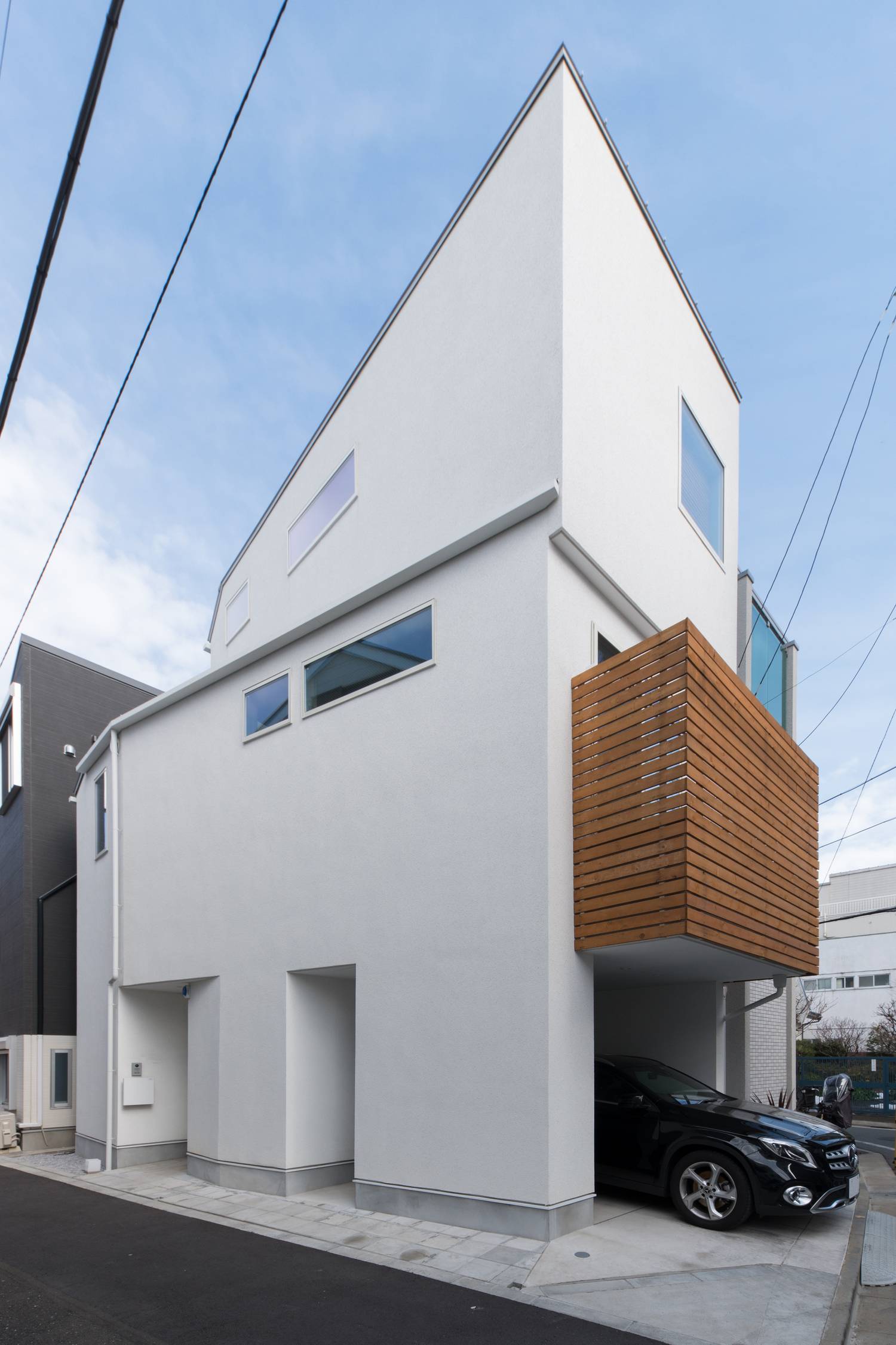 角地に建つ、木の目隠しを設けたバルコニーのある住宅・デザイン住宅 注文住宅・デザイン住宅建築実例_『CASE628 つみ木』_外観