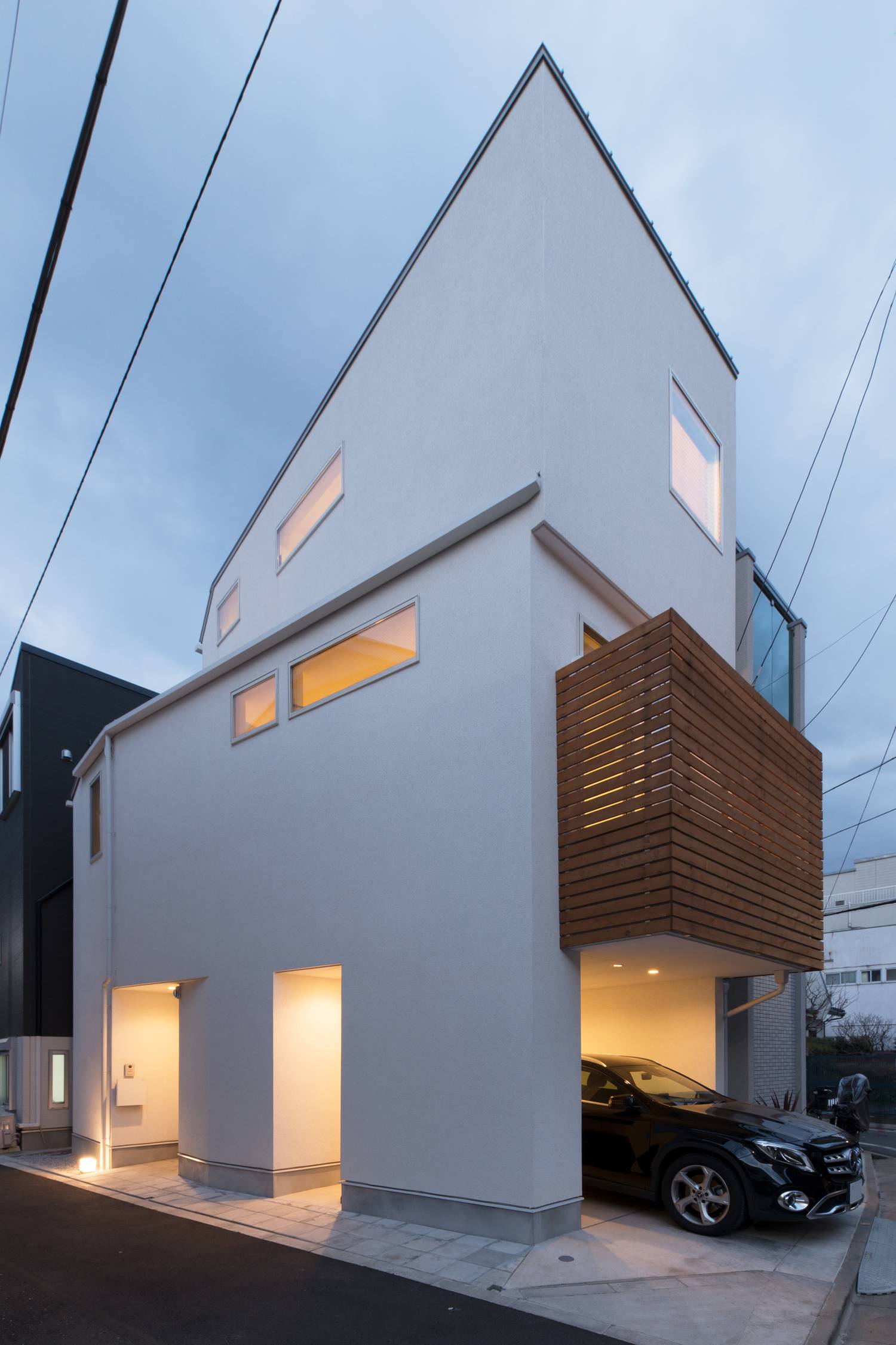 インナーガレージやバルコニーのある、斜め屋根の住宅を横から見た様子・デザイン住宅 注文住宅・デザイン住宅建築実例_『CASE628 つみ木』_外観