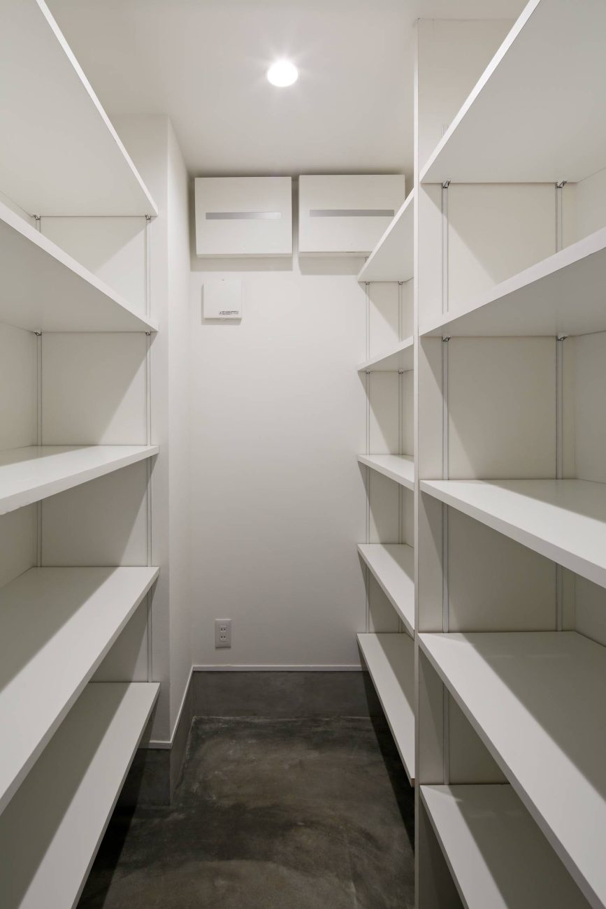 壁に白い可動棚を設けたシューズインクローゼット・デザイン住宅 注文住宅・デザイン住宅建築実例_『CASE628 つみ木』_玄関