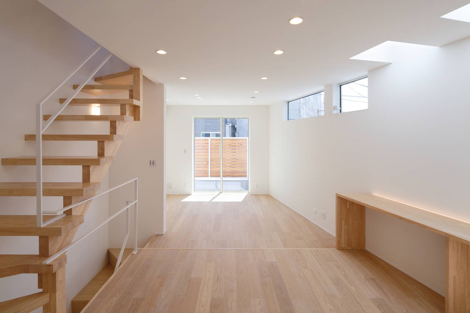 バルコニーに繋がる窓やトップライトを設けたフローリングのLDK・デザイン住宅 注文住宅・デザイン住宅建築実例_『CASE628 つみ木』_LDK