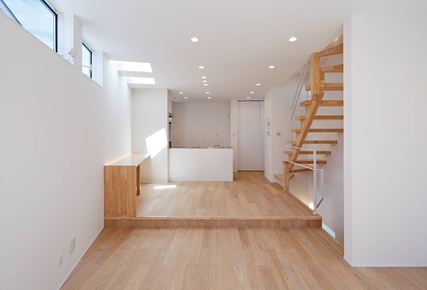 キッチンや建具も白で統一した、トップライトのあるフローリングのLDK・デザイン住宅 注文住宅・デザイン住宅建築実例_『CASE628 つみ木』_LDK