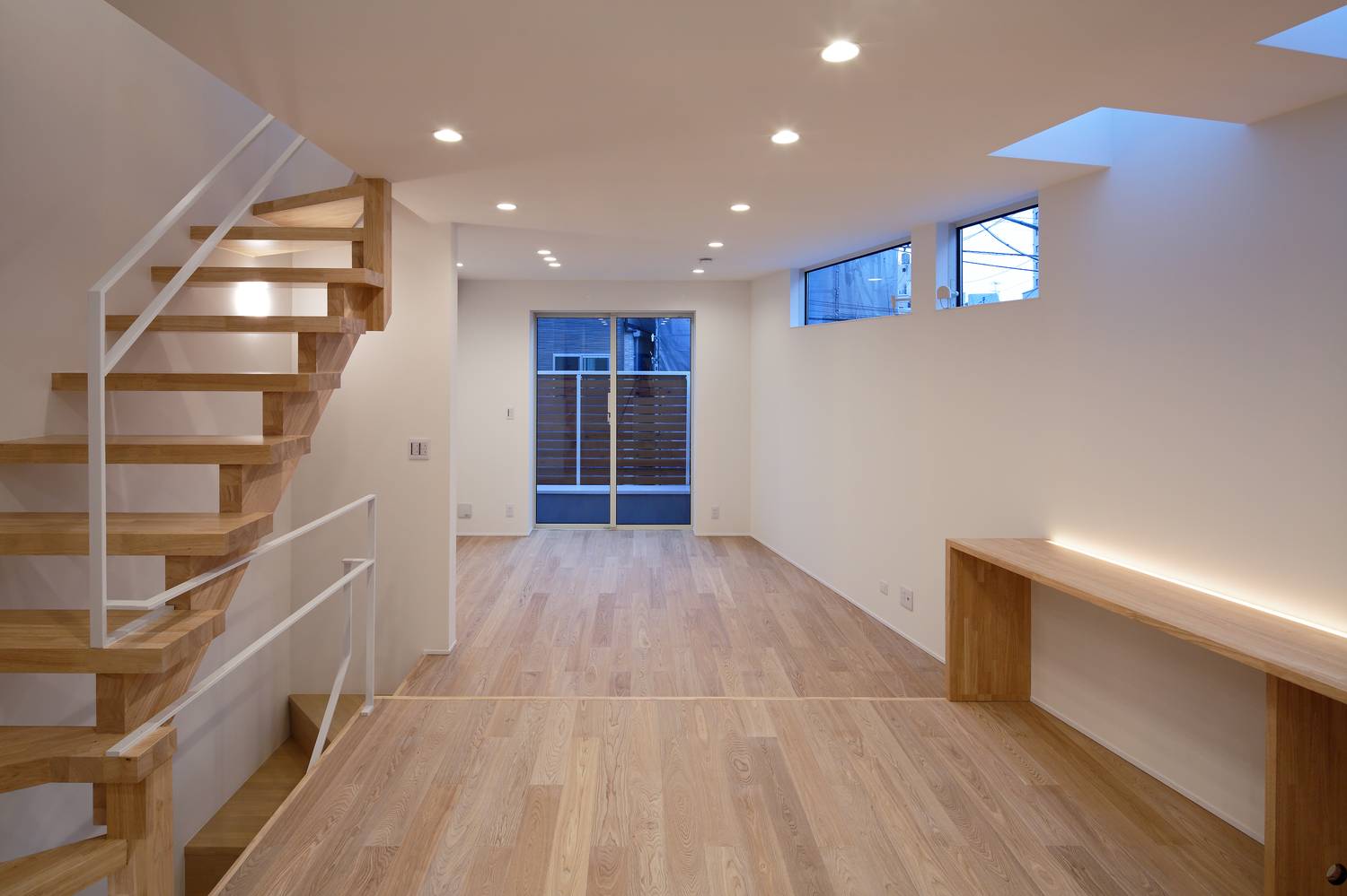 天井にダウンライトを取り付けた、木製のスケルトン階段があるフローリングのLDK・デザイン住宅 注文住宅・デザイン住宅建築実例_『CASE628 つみ木』_LDK