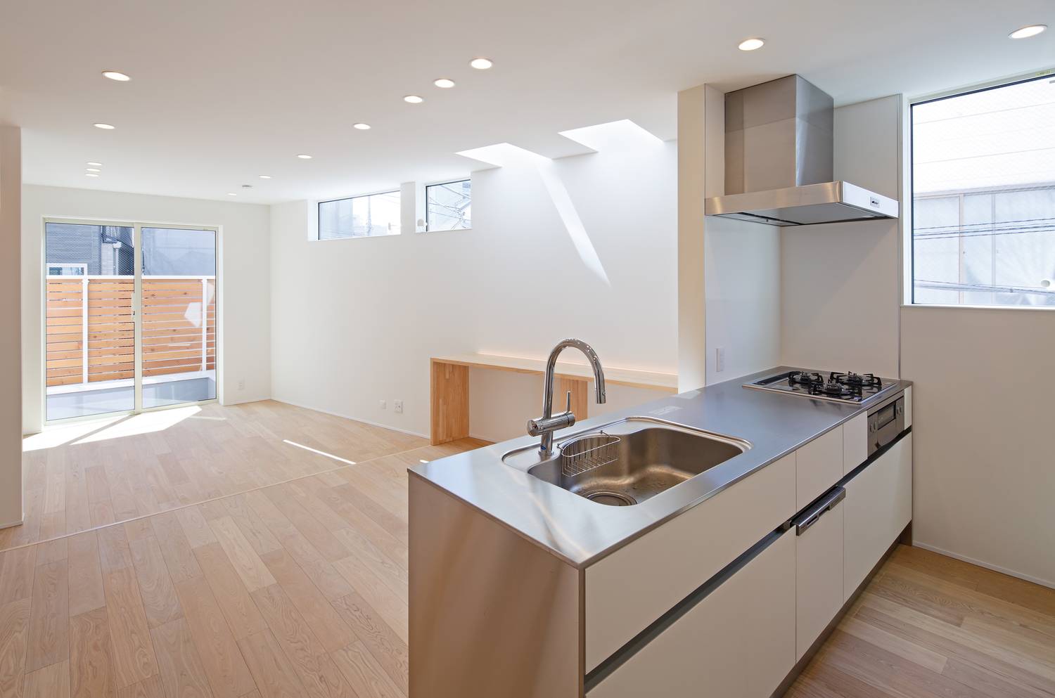 ステンレスの天板で、コンロの前に壁を立てかけたカウンターキッチン・デザイン住宅 注文住宅・デザイン住宅建築実例_『CASE628 つみ木』_キッチン