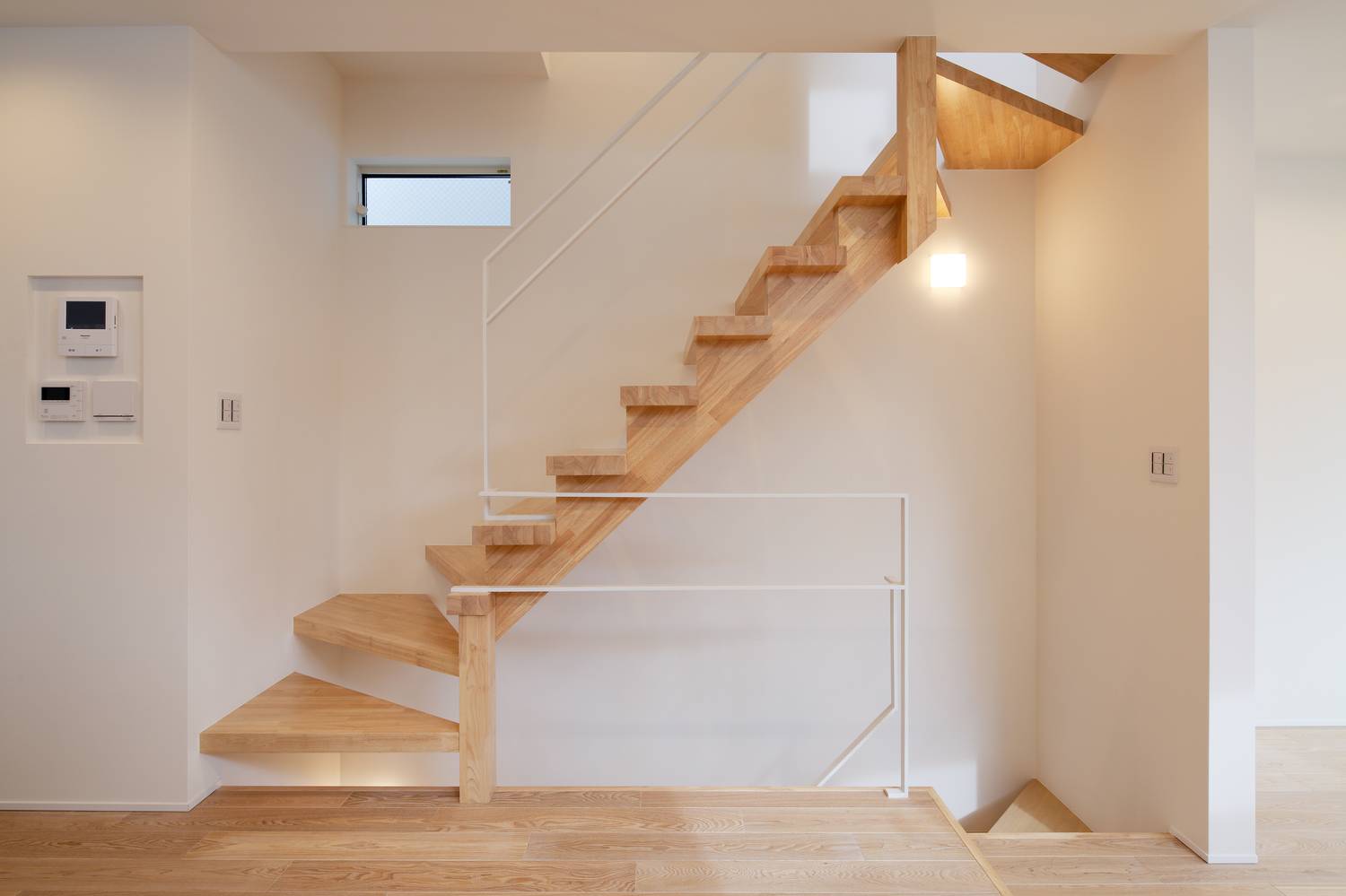 白い壁に付けられた木製のスケルトン階段・デザイン住宅 注文住宅・デザイン住宅建築実例_『CASE628 つみ木』_階段