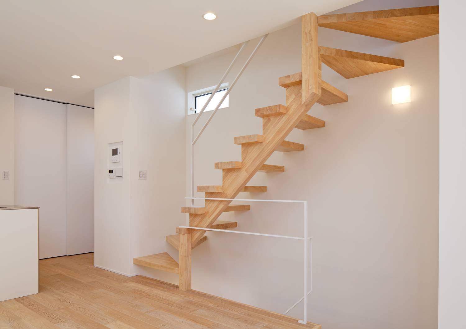間接照明やスリット窓のある壁に付けられた木製のスケルトン階段・デザイン住宅 注文住宅・デザイン住宅建築実例_『CASE628 つみ木』_階段