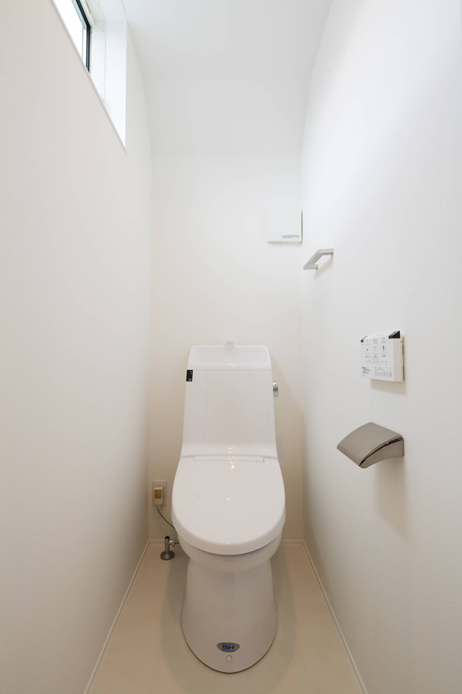 ハイサイドライトを設けた白で統一されたトイレ・デザイン住宅 注文住宅・デザイン住宅建築実例_『CASE628 つみ木』_トイレ