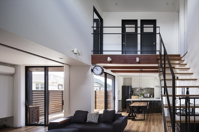 扉付きの壁面収納があるフローリングのLDK・デザイン住宅 注文住宅・デザイン住宅建築実例_『CASE629 Con』_LDK