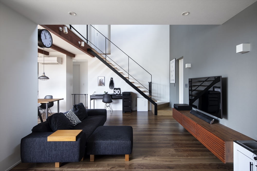 スケルトン階段の下のスペースにデスクを置いた、吹き抜けのあるLDK・デザイン住宅 注文住宅・デザイン住宅建築実例_『CASE629 Con』_LDK