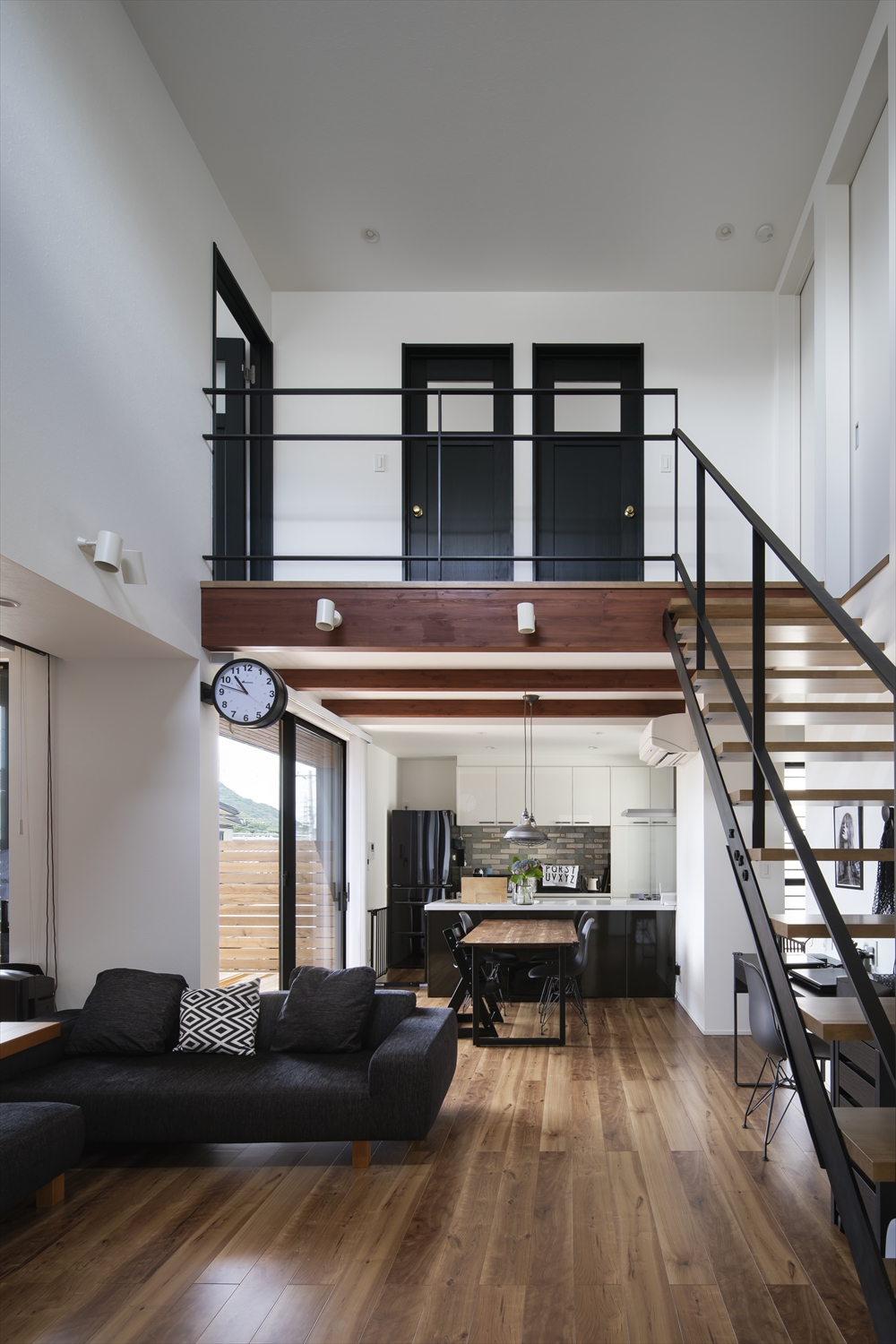 吹き抜けを通じて二階の廊下が見える、フローリングのLDK・デザイン住宅 注文住宅・デザイン住宅建築実例_『CASE629 Con』_LDK