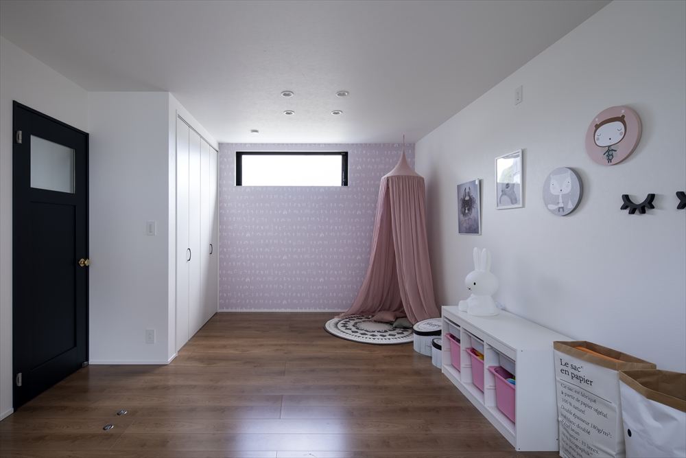 ピンクと白のインテリアでまとめた可愛らしい子ども部屋