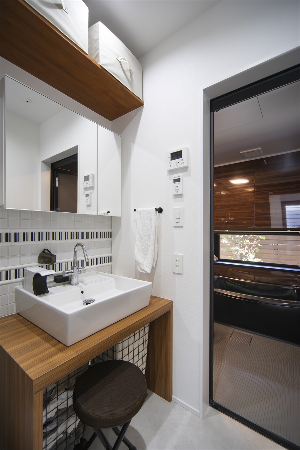 浴室に隣接する木の棚や洗面台がある洗面所・デザイン住宅 注文住宅・デザイン住宅建築実例_『CASE629 Con』_浴室・洗面所