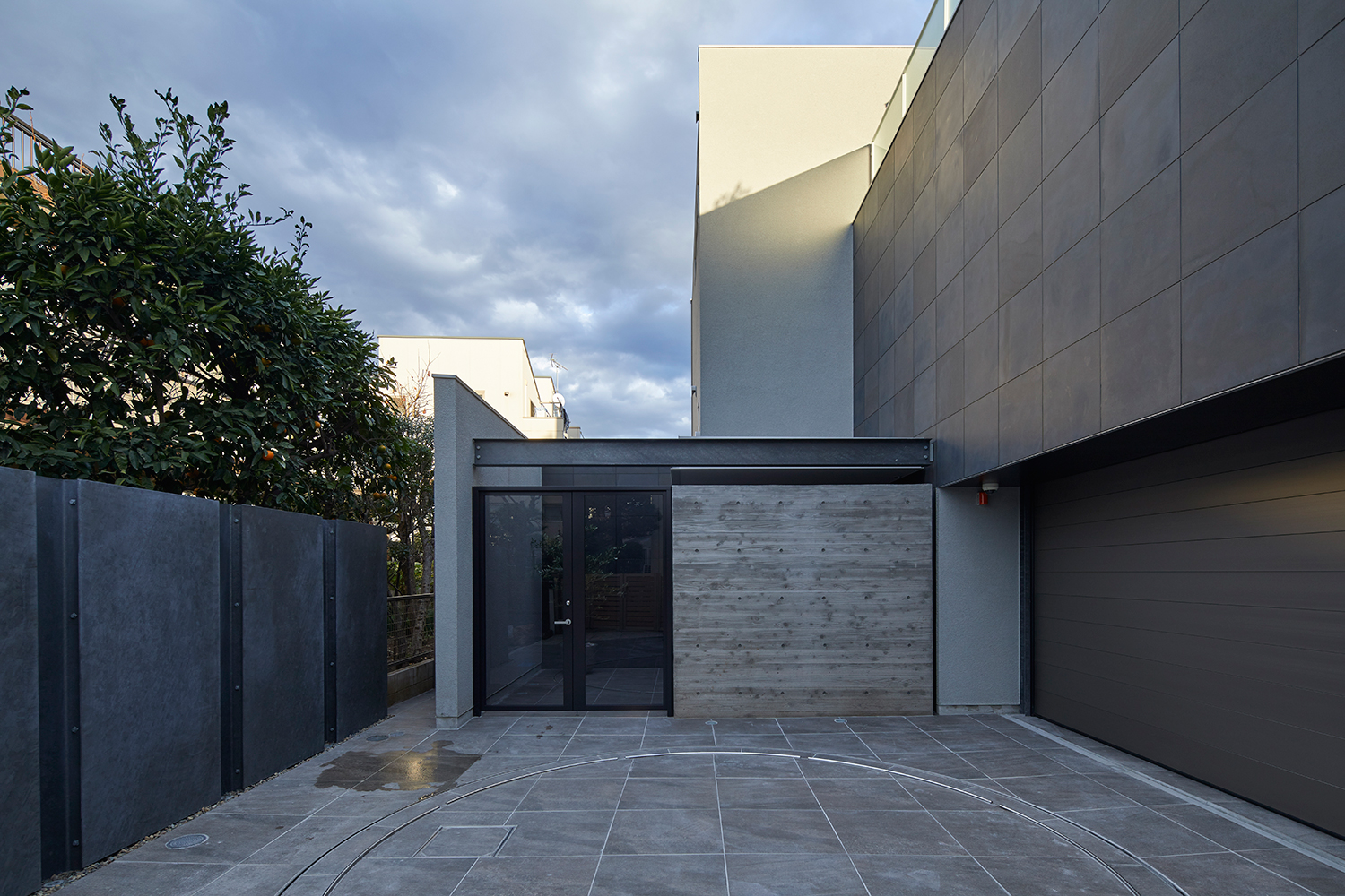 埋め込み型ターンテーブルのあるインナーガレージ付きのアプローチ・デザイン住宅 注文住宅・デザイン住宅建築実例_『CASE632 H邸（社長の邸宅）』_外観