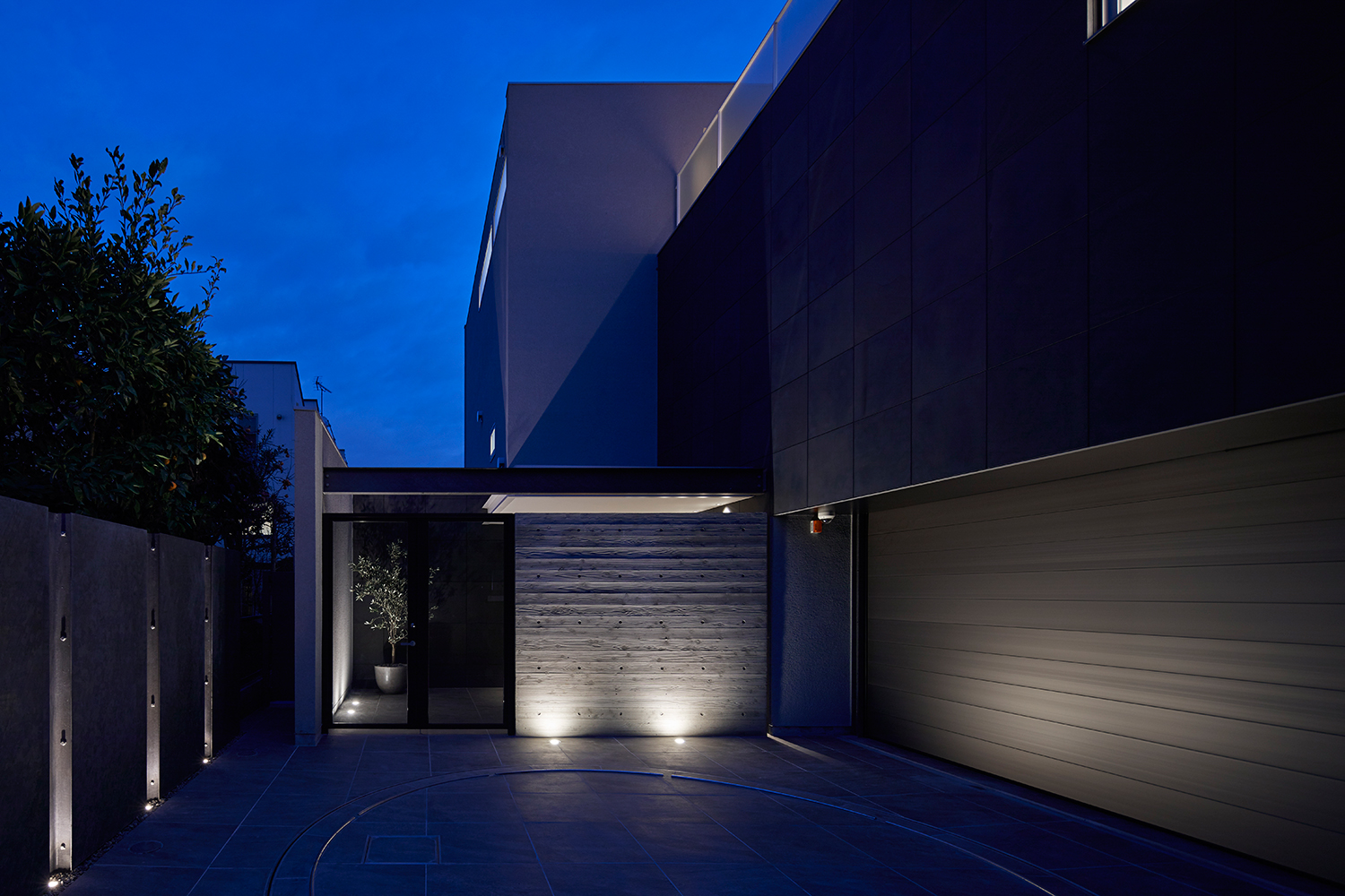 床に埋め込まれた間接照明に照らされるアプローチ・デザイン住宅 注文住宅・デザイン住宅建築実例_『CASE632 H邸（社長の邸宅）』_外観