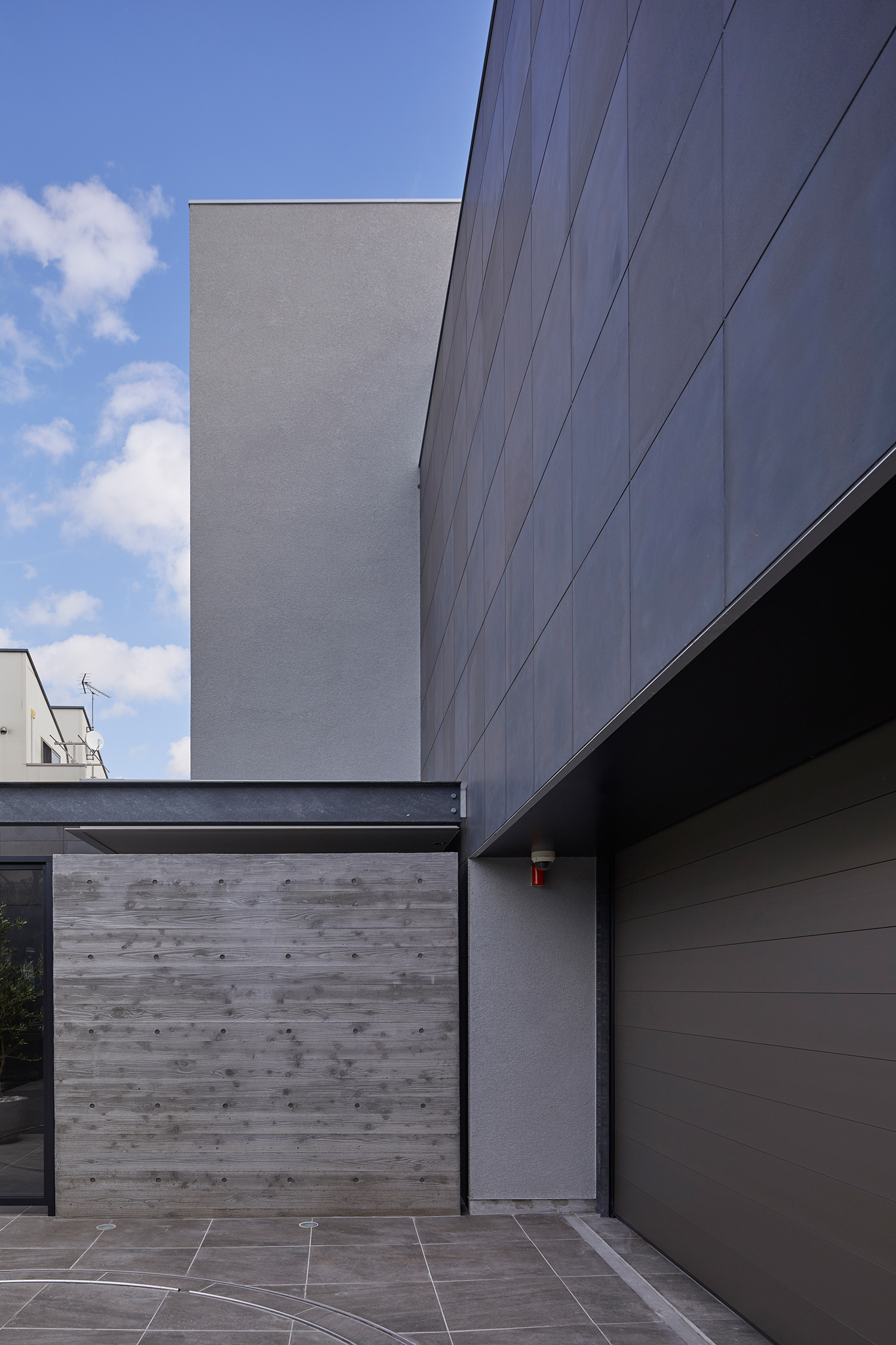 窓のない外壁とインナーガレージのある住宅・デザイン住宅 注文住宅・デザイン住宅建築実例_『CASE632 H邸（社長の邸宅）』_外観