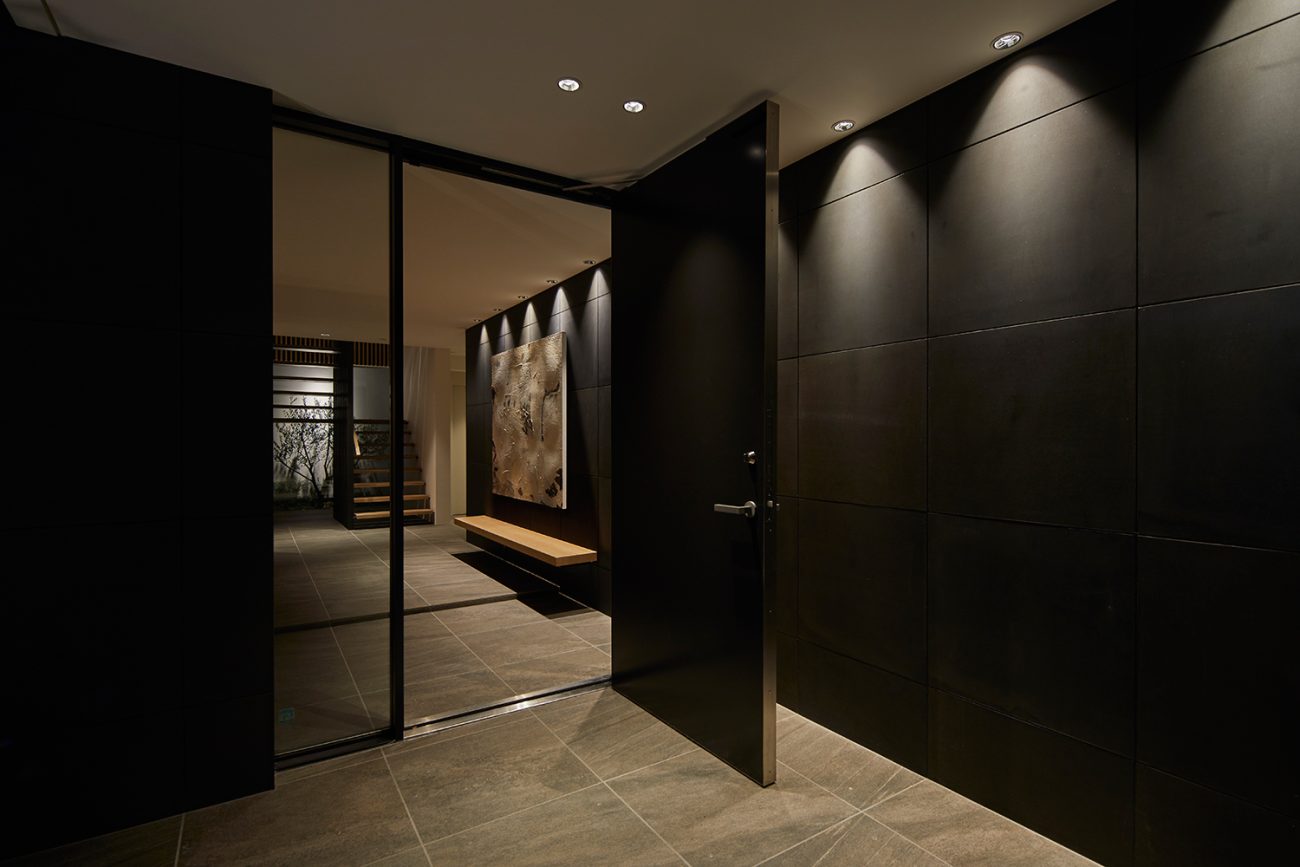 アプローチと同じグレーのタイルが室内まで繋がっている玄関・デザイン住宅 注文住宅・デザイン住宅建築実例_『CASE632 H邸（社長の邸宅）』_玄関