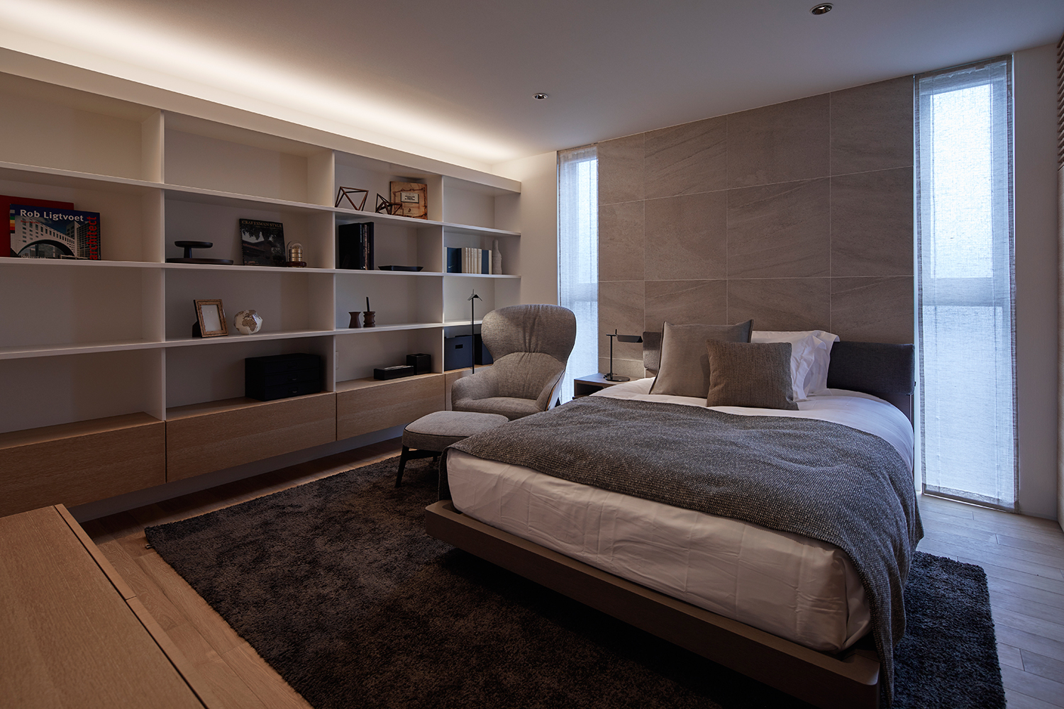 壁面収納のある壁際に間接照明を取り付けた寝室・デザイン住宅 注文住宅・デザイン住宅建築実例_『CASE632 H邸（社長の邸宅）』_寝室