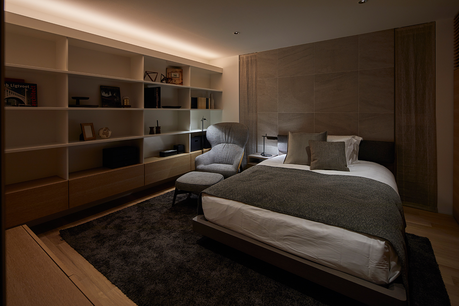 壁と同じ色のカーテンが取り付けられた、壁際に間接照明のある寝室・デザイン住宅 注文住宅・デザイン住宅建築実例_『CASE632 H邸（社長の邸宅）』_寝室