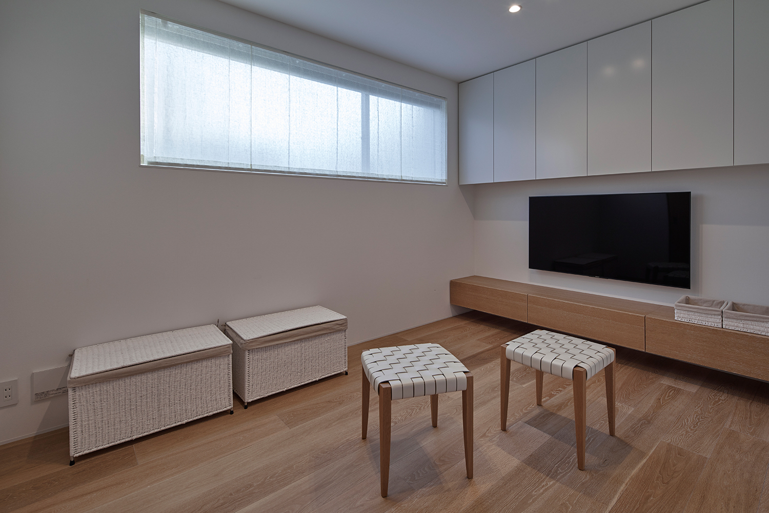 高い位置に窓を設けた、白い椅子が置かれたテレビのあるLDK・デザイン住宅 注文住宅・デザイン住宅建築実例_『CASE632 H邸（社長の邸宅）』_LDK