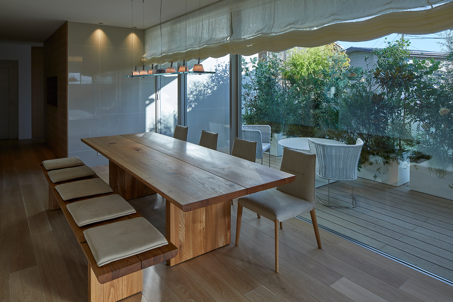 ダイニングの正面にある、植栽で目隠しされたウッドデッキのバルコニー・デザイン住宅 注文住宅・デザイン住宅建築実例_『CASE632 H邸（社長の邸宅）』_LDK