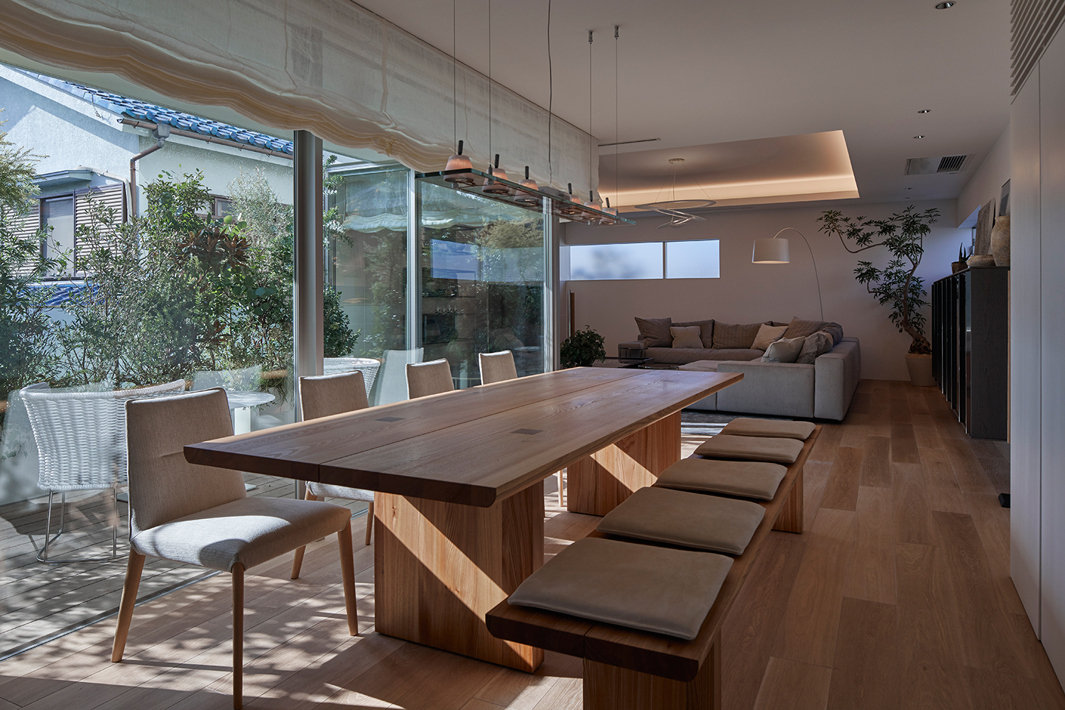 大開口窓から光が入る、木のインテリアを中心とした明るいLDK・デザイン住宅 注文住宅・デザイン住宅建築実例_『CASE632 H邸（社長の邸宅）』_LDK