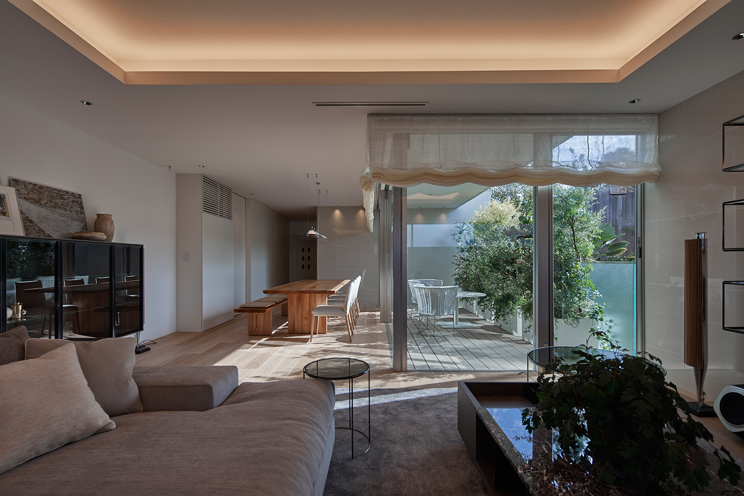 ウッドデッキのバルコニーを囲むように窓が取り付けられたLDK・デザイン住宅 注文住宅・デザイン住宅建築実例_『CASE632 H邸（社長の邸宅）』_LDK