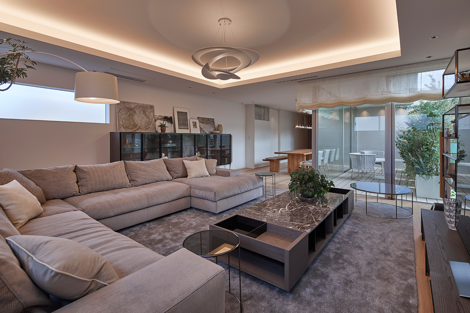 L字ソファーとカーペットとサイドテーブルがグレーで統一されたリビング・デザイン住宅 注文住宅・デザイン住宅建築実例_『CASE632 H邸（社長の邸宅）』_LDK