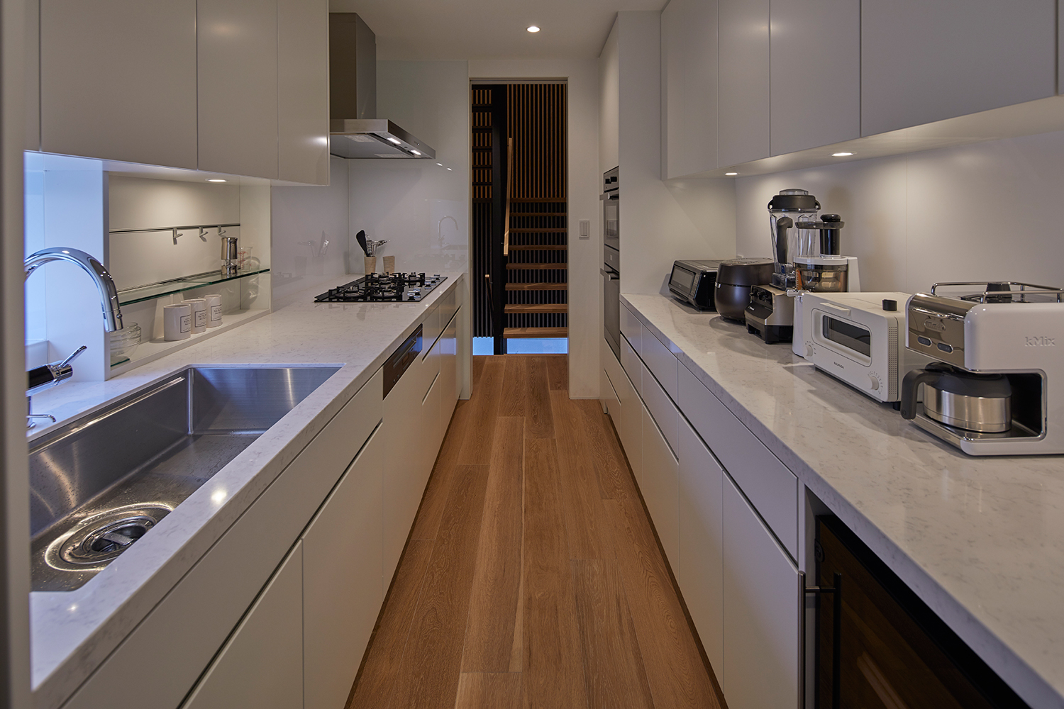 階段からすぐにアクセスが出来る白いキッチン・デザイン住宅 注文住宅・デザイン住宅建築実例_『CASE632 H邸（社長の邸宅）』_キッチン