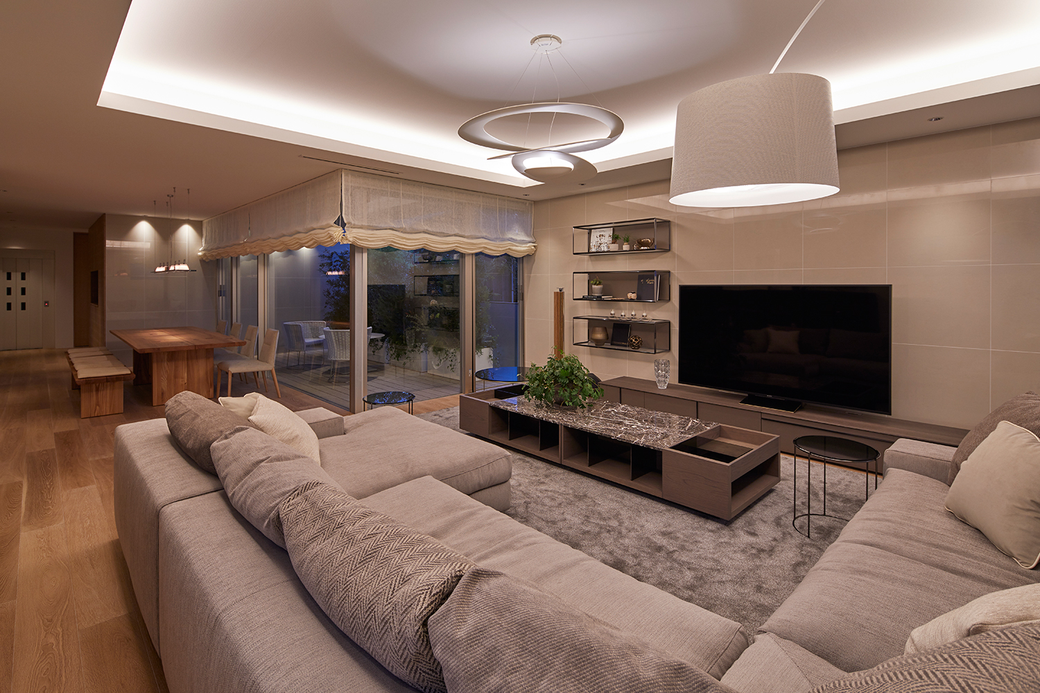 リビングからダイニングやバルコニーが見渡せる様子・デザイン住宅 注文住宅・デザイン住宅建築実例_『CASE632 H邸（社長の邸宅）』_LDK