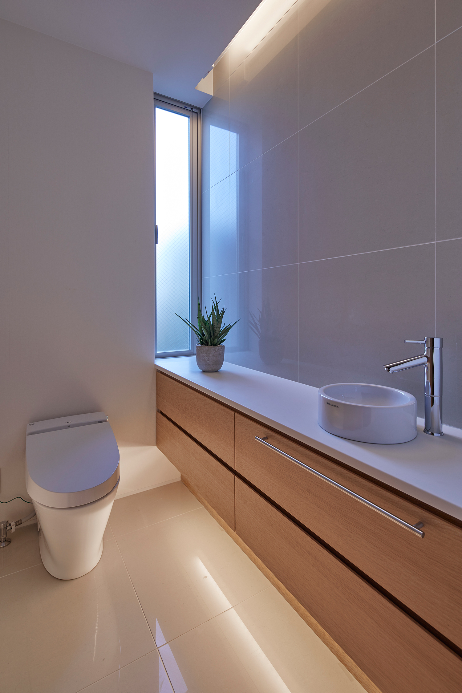 手洗いカウンター付きの、スリット窓から光がはいる明るいトイレ・デザイン住宅 注文住宅・デザイン住宅建築実例_『CASE632 H邸（社長の邸宅）』_トイレ