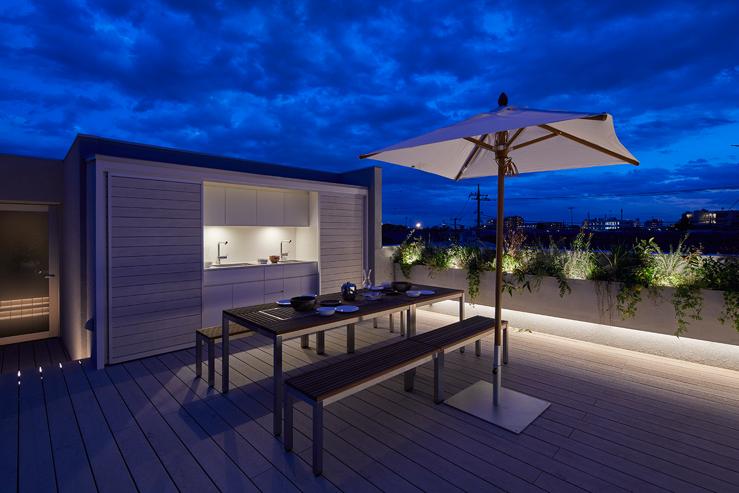 キッチンとベンチとテーブルが置かれたルーフバルコニー・デザイン住宅 注文住宅・デザイン住宅建築実例_『CASE632 H邸（社長の邸宅）』_テラス・バルコニー