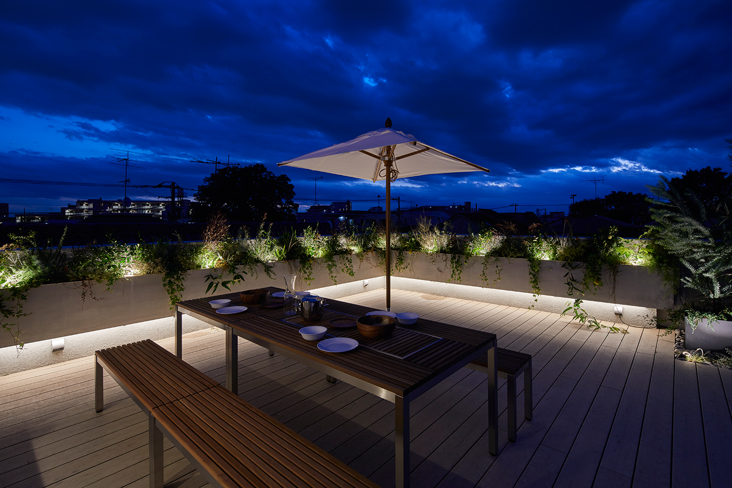 囲むように間接照明が取り付けられたルーフバルコニー・デザイン住宅 注文住宅・デザイン住宅建築実例_『CASE632 H邸（社長の邸宅）』_テラス・バルコニー