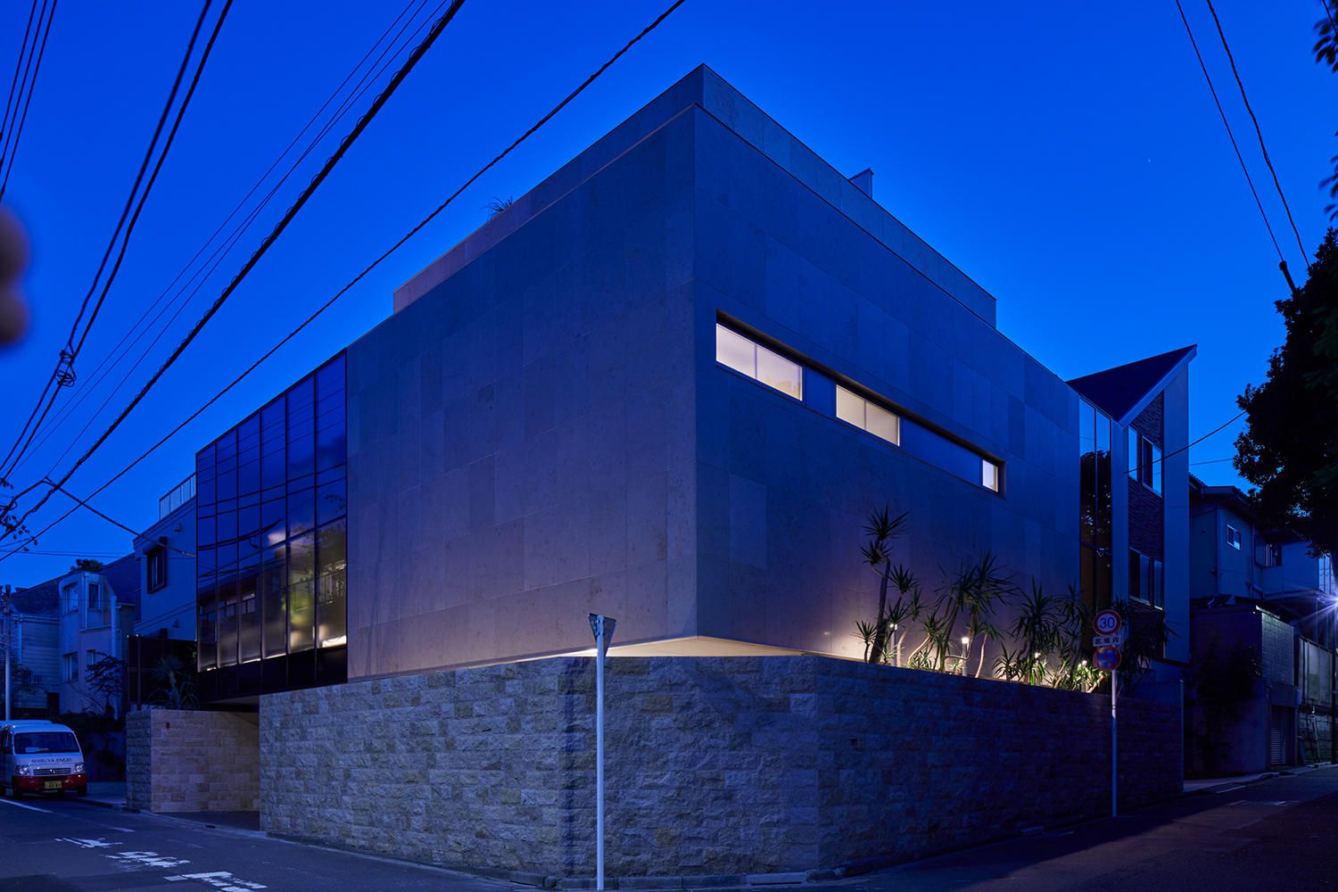 屋外照明によって外観が照らされる住宅を斜めから見た様子・デザイン住宅 注文住宅・デザイン住宅建築実例_『CASE678 K邸（社長の邸宅）』_外観