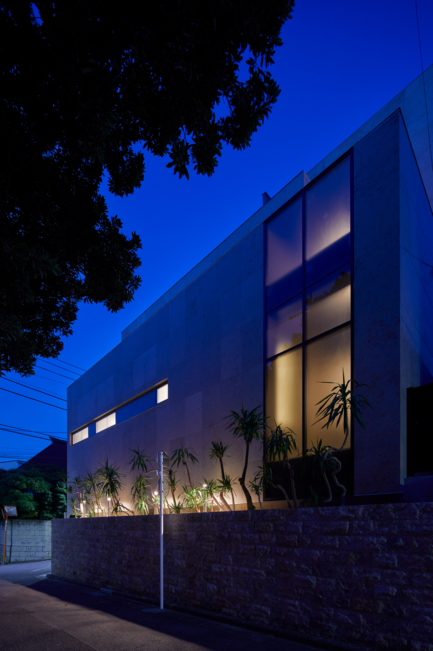 住宅を囲む植栽が照明で照らされている様子・デザイン住宅 注文住宅・デザイン住宅建築実例_『CASE678 K邸（社長の邸宅）』_外観