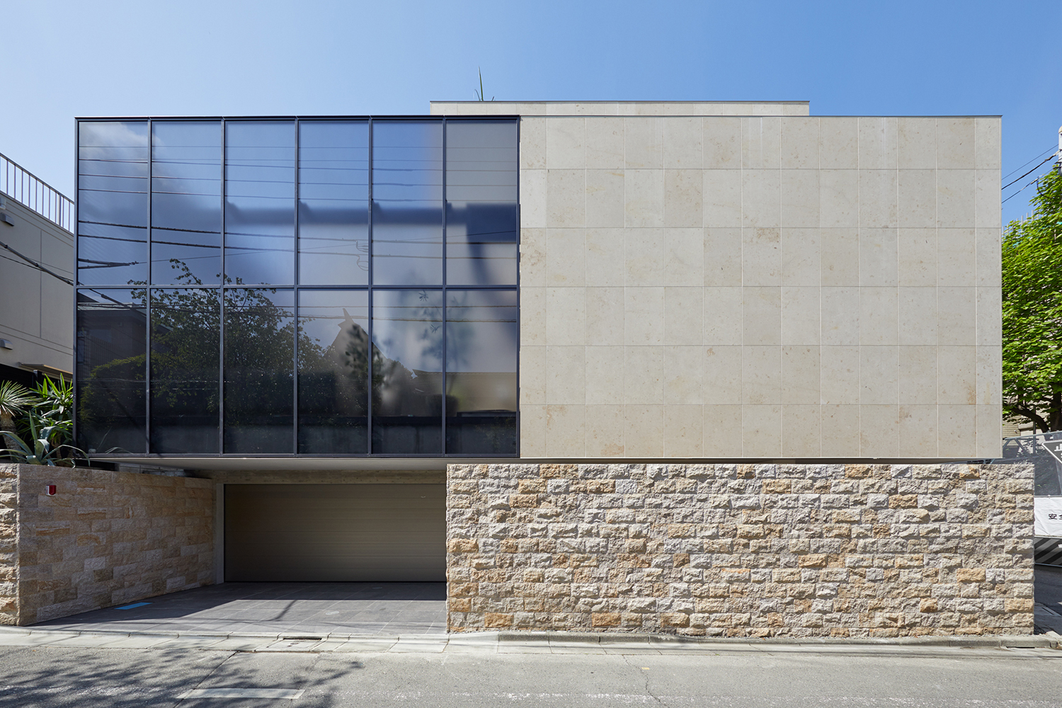 フロントサッシとグレーのタイルの外壁で、ビルトインガレージがある住宅・デザイン住宅 注文住宅・デザイン住宅建築実例_『CASE678 K邸（社長の邸宅）』_外観