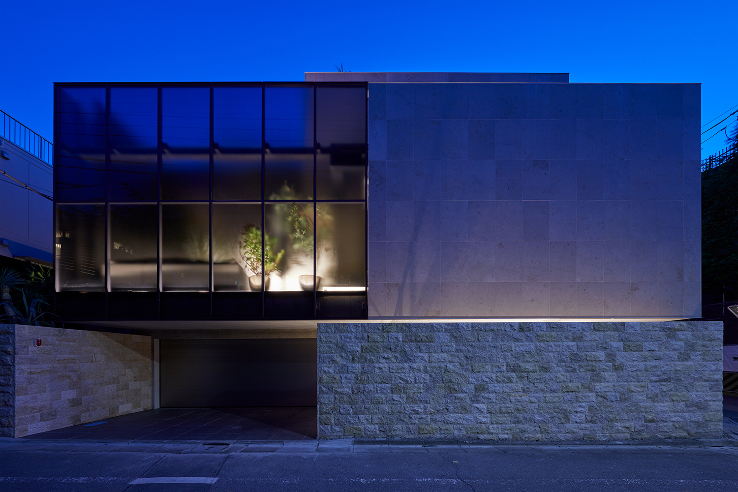 フロントサッシから、室内の観葉植物が見える住宅・デザイン住宅 注文住宅・デザイン住宅建築実例_『CASE678 K邸（社長の邸宅）』_外観