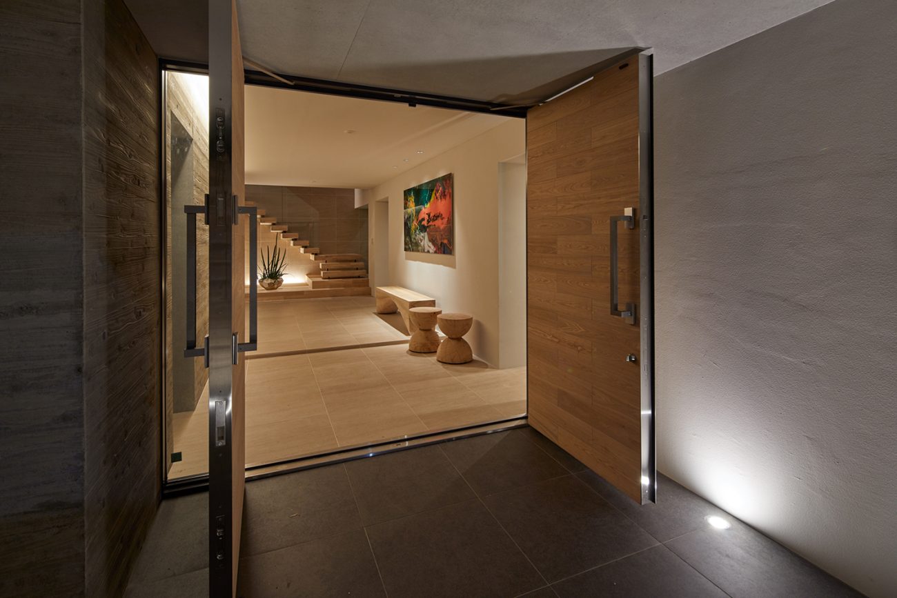 黒いタイルの床で、観音開きの扉が設けられた玄関・デザイン住宅 注文住宅・デザイン住宅建築実例_『CASE678 K邸（社長の邸宅）』_玄関