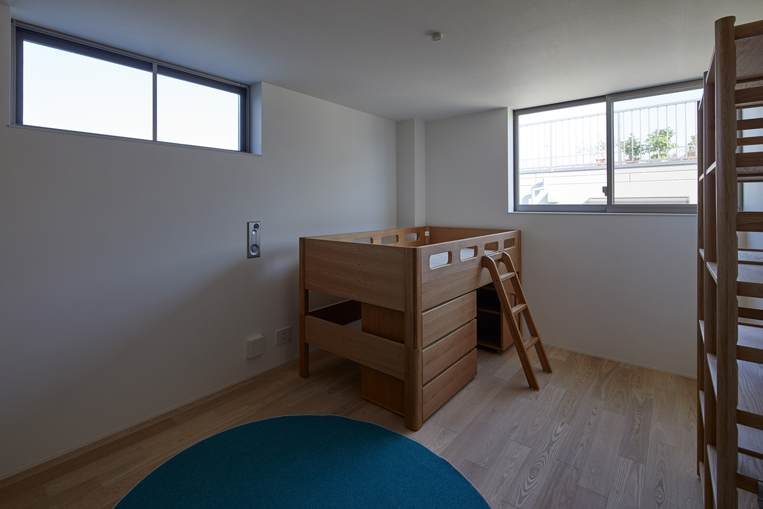 階段付きのベビーベッドが置かれた部屋・デザイン住宅 注文住宅・デザイン住宅建築実例_『CASE678 K邸（社長の邸宅）』_子供部屋