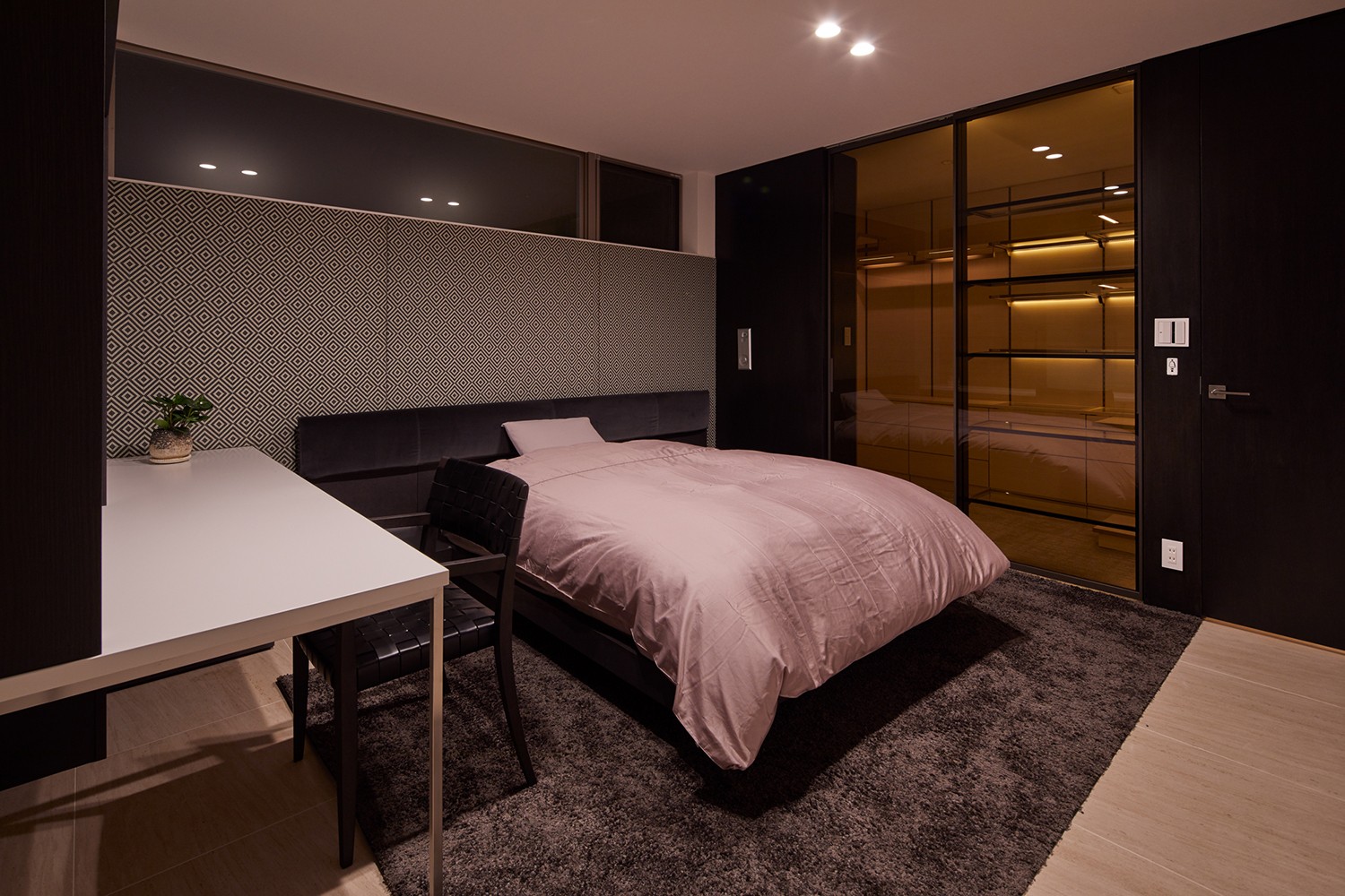 ガラス越しにウォークインクローゼットの様子が見える、デスクのある寝室・デザイン住宅 注文住宅・デザイン住宅建築実例_『CASE678 K邸（社長の邸宅）』_寝室