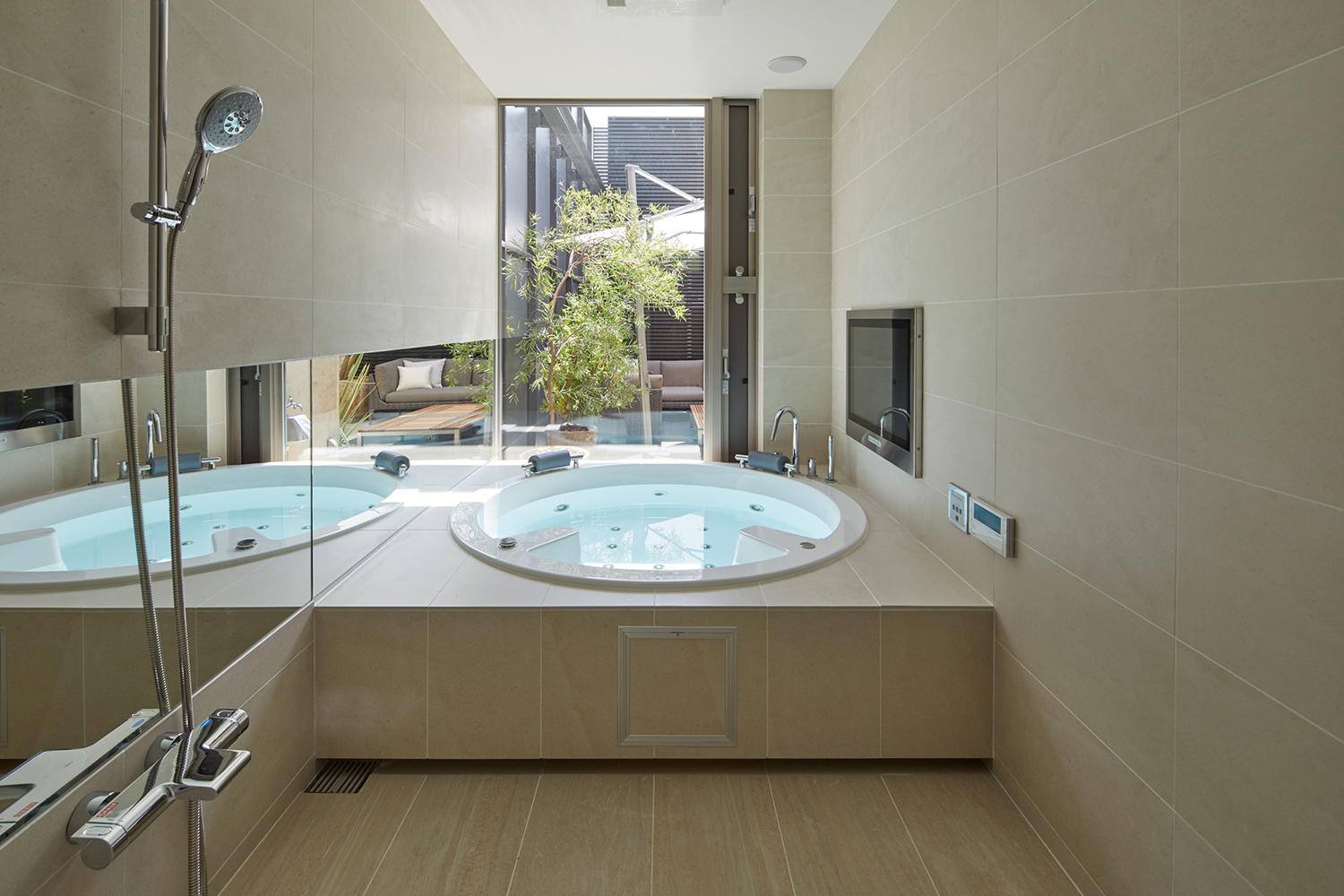 窓から植栽が見える、丸いバスタブの浴室・デザイン住宅 注文住宅・デザイン住宅建築実例_『CASE678 K邸（社長の邸宅）』_浴室・洗面所